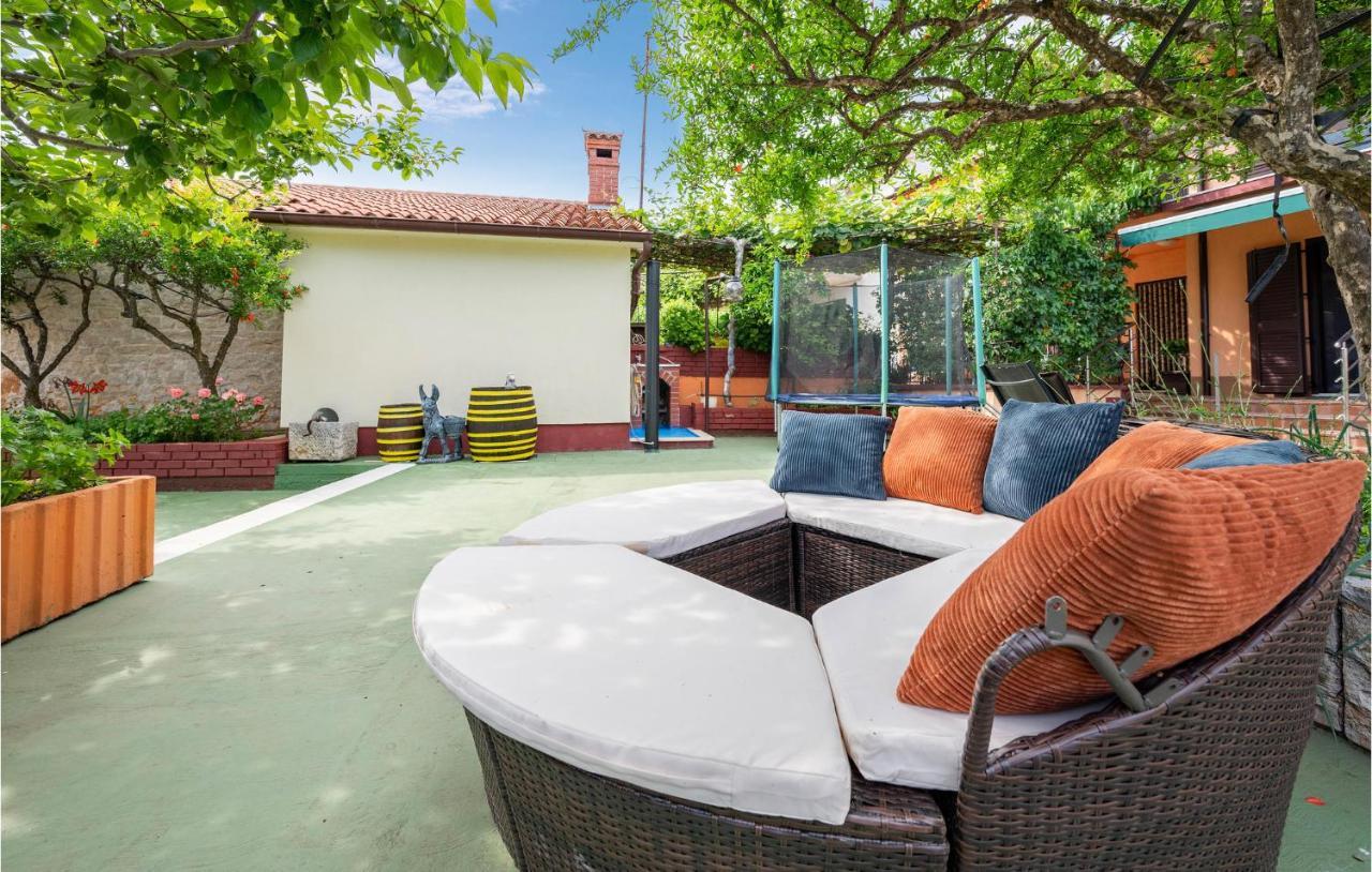 1 Bedroom Amazing Apartment In Peruški エクステリア 写真