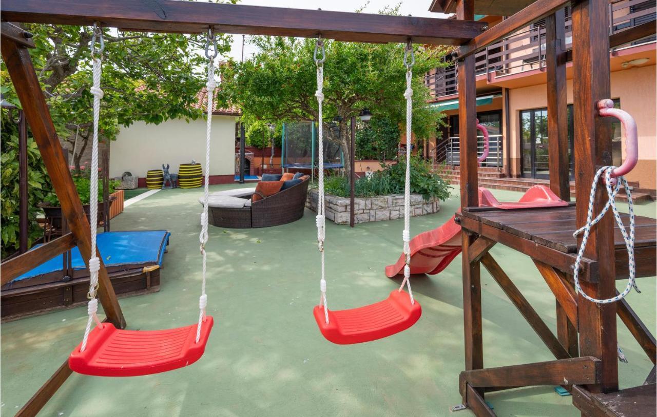 1 Bedroom Amazing Apartment In Peruški エクステリア 写真