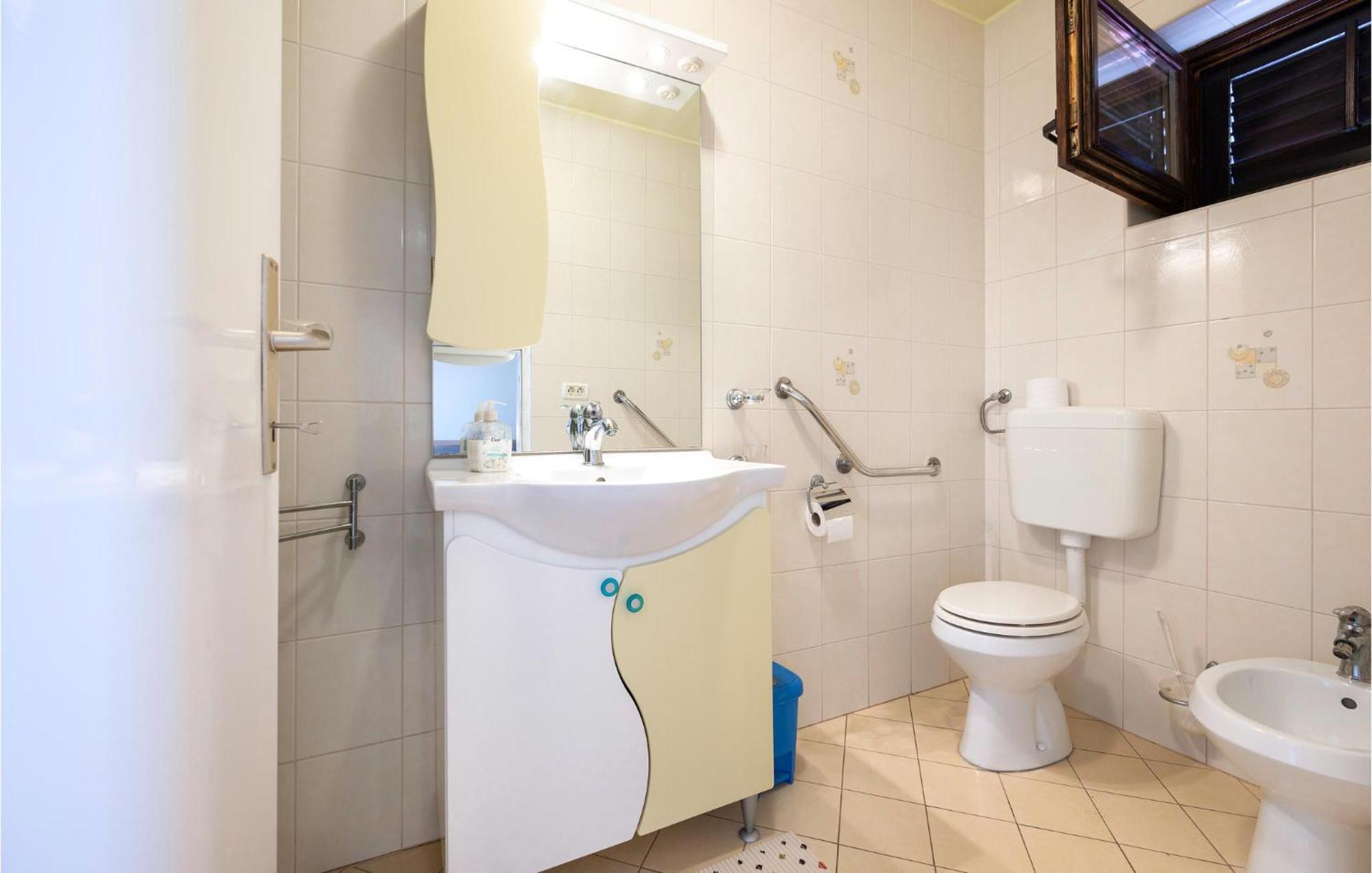 1 Bedroom Amazing Apartment In Peruški エクステリア 写真